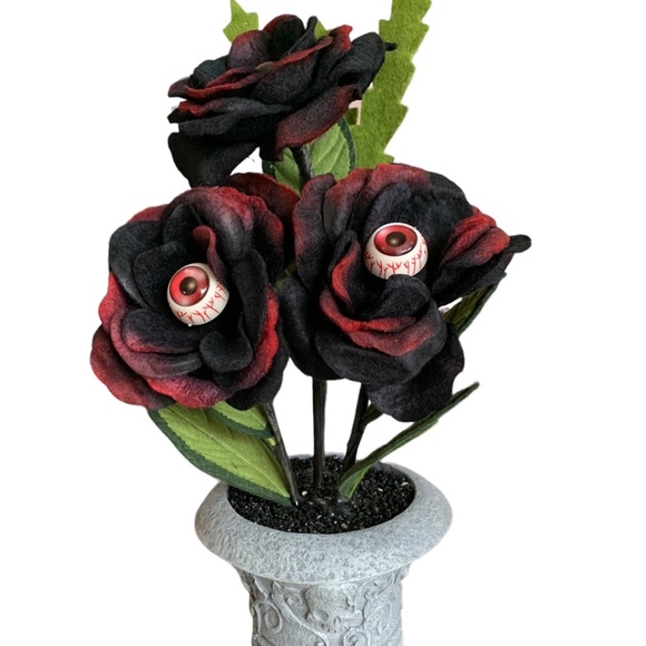Hyde and EEK Ghoulish GrrrRoses Creepy Plant - Picture 3 of 5
